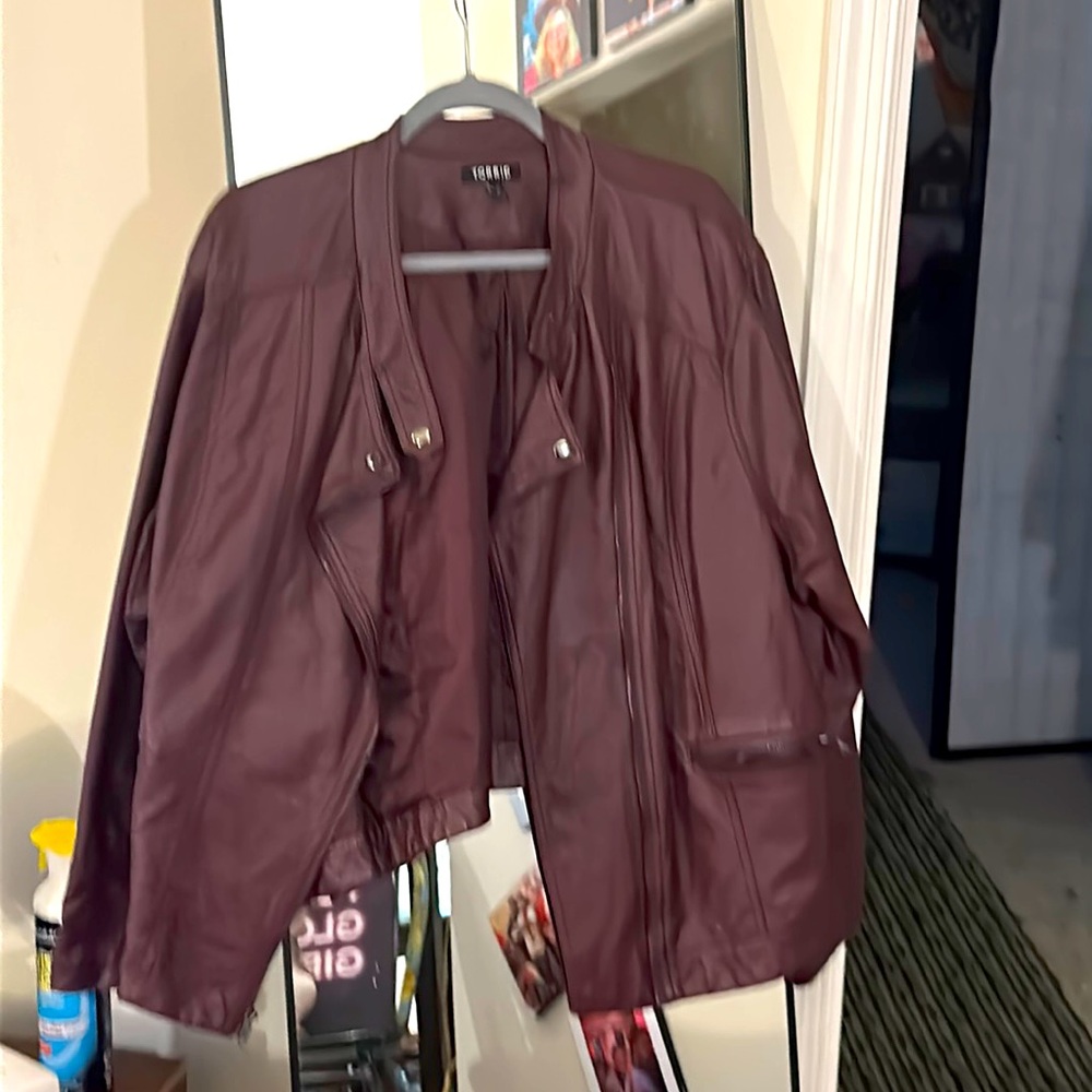 Leather jacket - Picture 1 of 6